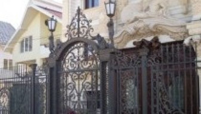 Reneszánsz-klasszicista giccsparádé az Avasban