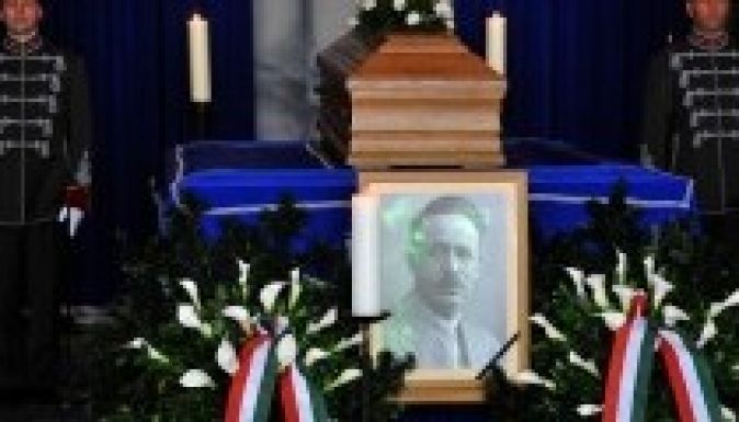 Székelyudvarhelyi vezetők: nincs akadálya Nyirő újratemetésének