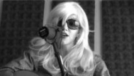 A YouTube réme lett ez a szőkeség (VIDEÓ)