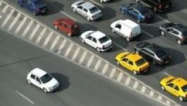 Helikopterből figyelik a közúti forgalmat május 1-én