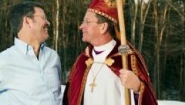 Huszonöt év után elválik férjétől a meleg püspök