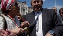 Vágatlan videó Pásztor István VMSZ-elnök leköpéséről