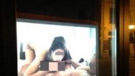 Pornó ment fényes nappal a kirakatban a győri sétálóutcában