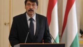 Áder megkövette Pásztor Istvánt a köpködős incidensért