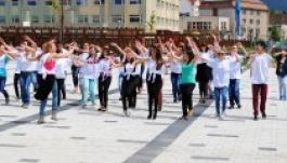 Kék és sárga léggömbök szálltak Csíkszereda egén