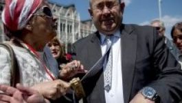 Miért nem vádolták meg az idősebb köpködő nőt is?