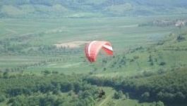 Egy hetet csúszik a szatmári siklóernyős találkozó a rossz időjárás miatt