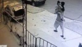 Elcsapta a száguldó autó, túlélte a 8 éves kislány (VIDEÓ)