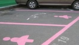 Rózsaszín, extraszéles parkolóhelyeket kaptak a nők Koreában