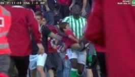 Kidőlt a kerítés, a Betis-játékos ölben vitt egy sérült kisfiút