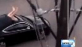 Meztelenül őrjöngő férfi ugrott be egy nő autójába (VIDEÓ)