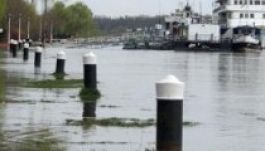 Rohamosan nő a Duna vízhozama, meghosszabbították az árvízriasztást