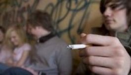 Nagyon korán kezdik az alkohol és drog fogyasztását a fiatalok