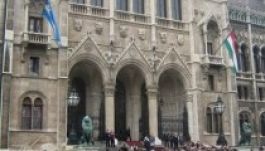 Az Országház homlokzatán csak a magyar és a székely zászló marad