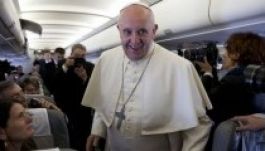 Ferenc pápa mosolyogva utazott az „oroszlánok barlangjába” (FOTÓ)