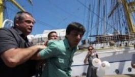 Őrizetbe vették az államfőt leköpködő férfit