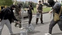 Donyeck főterén törik darabokra az ukrán szavazóurnákat