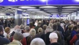 A britek belenéznének az érkező bevándorlók pénztárcájába