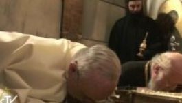 Ferenc pápa és  I. Bartolomaiosz együtt imádkozott a Szent Sírnál