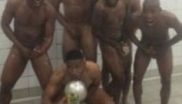 Meztelenül pózoltak a focisták a zuhanyozóban a kupával