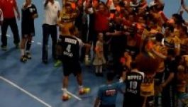 Mindenkitől piros lapot kapott búcsúmeccsén a kézis (VIDEÓ)