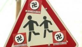 Horogkeresztes matricákkal kampányolnak a Jobbik ellen