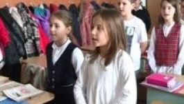 Szenátus: kötelező a himnusz eléneklése az iskolákban