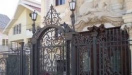 Reneszánsz-klasszicista giccsparádé az Avasban