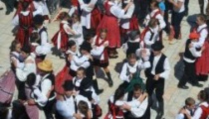 Negyedszáz Csűrdöngölő a táncos fiataloknak