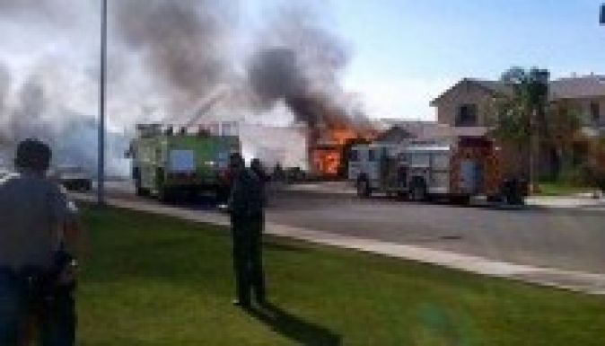 Házakra zuhant egy vadászgép Kaliforniában