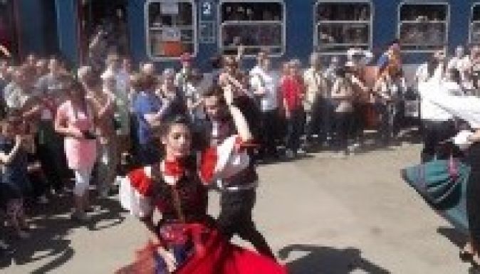 Két csíksomlyói zarándokvonatot fogadtak Kolozsváron (GALÉRIA)