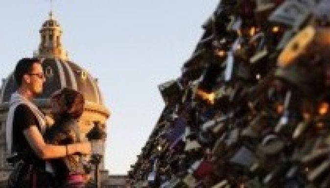 Kiszakították egy híd korlátját a párizsi szerelemlakatok