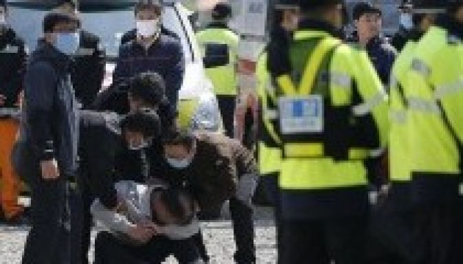 A dél-koreai komptulajdonos egy szektatagnál bujkálhat