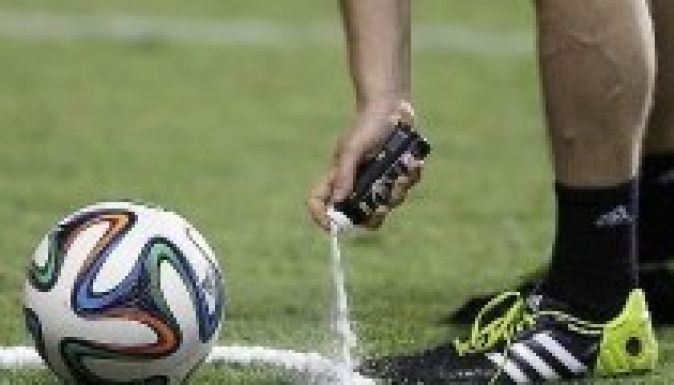 Foci-vb: habspray-vel jelölik meg a szabadrúgások és a sorfal helyét