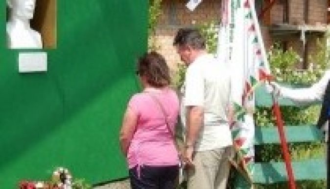 Lefoglalta a rendőrség a szovátai Wass Albert-szobrot