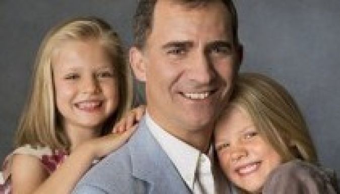 Megjelentek az első hivatalos fotók az új spanyol királyról