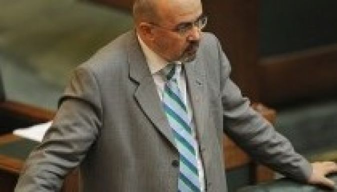 Megtapsolták az anekdotázó Markót a szenátusban