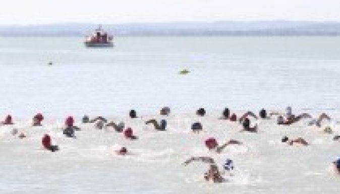 Fertőzés döntötte ágynak a balatoni úszóverseny 300 résztvevőjét