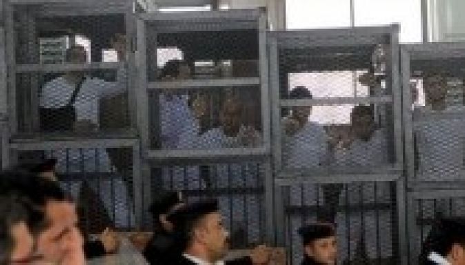 Börtönre ítélték az al-Dzsazíra Egyiptomban fogva tartott újságíróit