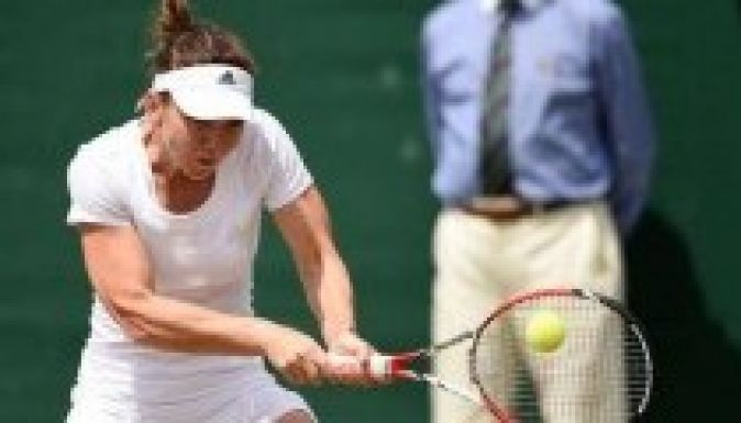 Wimbledon: elsuhant a golyó Simona Halep füle mellett