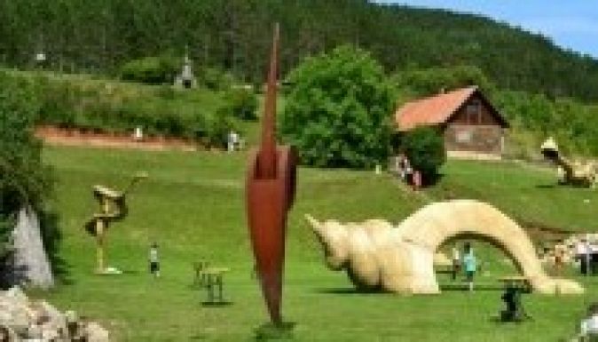 Rendhagyó szoborpark nyílt a Kolozs megyei Magyarfenesen