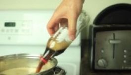 Ez marad a kólából, ha kivesszük a vizet (VIDEÓ)