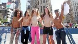 Mozgalommá duzzadt Scout Willis félmeztelen tiltakozása