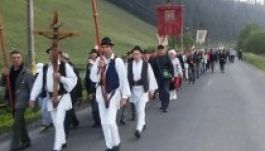 Gyülekeznek a zarándokok a csíksomlyói Hármashalom-oltárnál