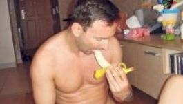 Fotókat közölt a sajtó a gyömrői polgármester szexorgiáiról