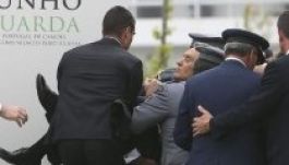 Élőben adta a tévé, ahogy elájul beszéde közben a portugál elnök