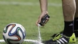 Foci-vb: habspray-vel jelölik meg a szabadrúgások és a sorfal helyét