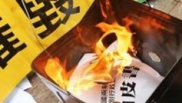 A Hongkongról szóló kínai Fehér könyvet égette az ellenzék