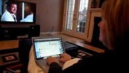 Vasalunk, internetezünk, takarítunk tévézés közben