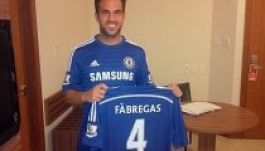 Fabregas a Chelseához igazolt, égetik az Arsenal-mezét